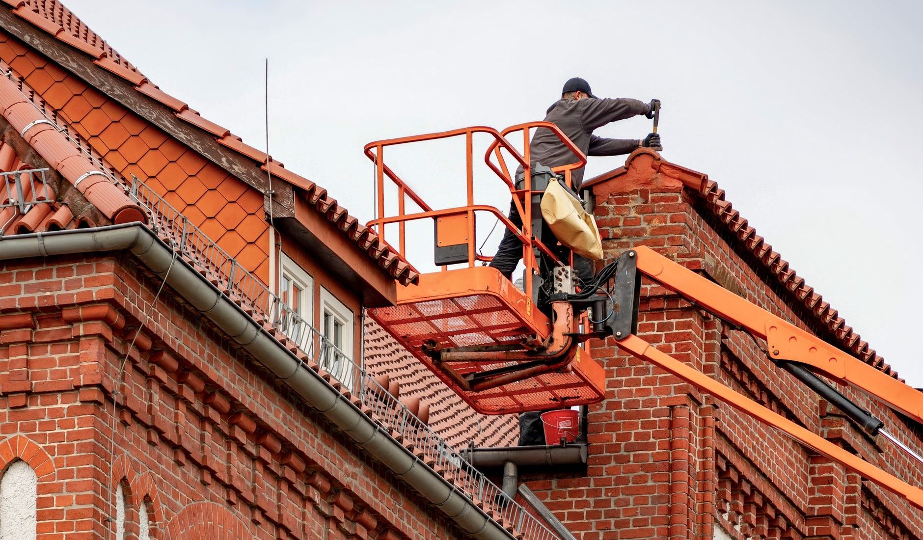 Dachdecker der Gebr. Jansen GmbH bei der Arbeit am Dach