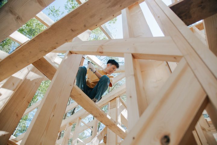 Handwerker beim Bau eines Dachstuhls aus Holz