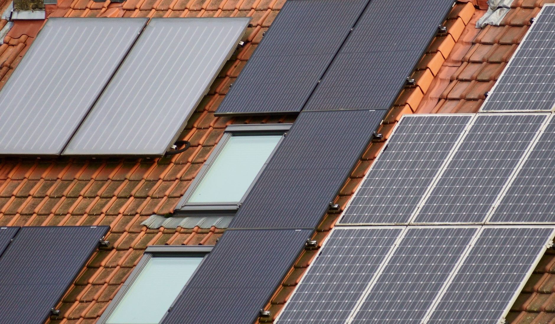 Photovoltaikmodule auf einem frisch gedeckten Ziegeldach